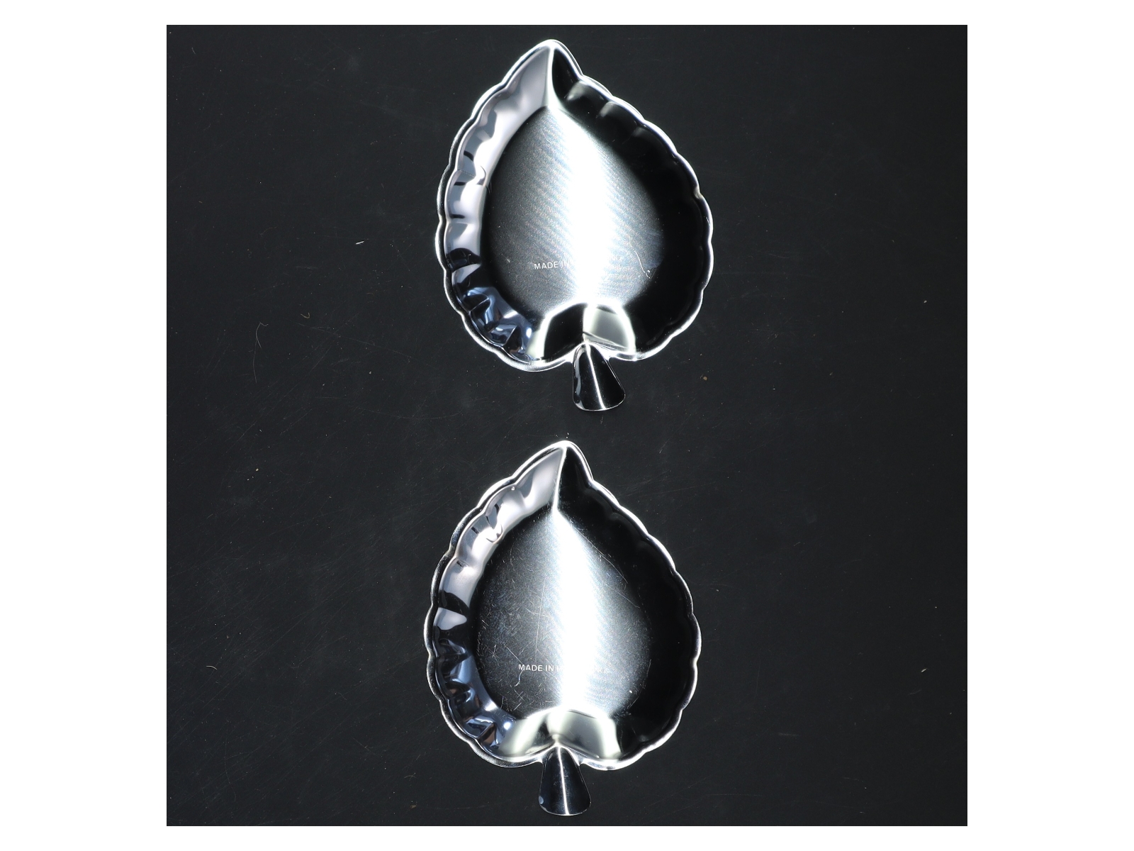 Formet plade i bladform (str. 12x9 cm)