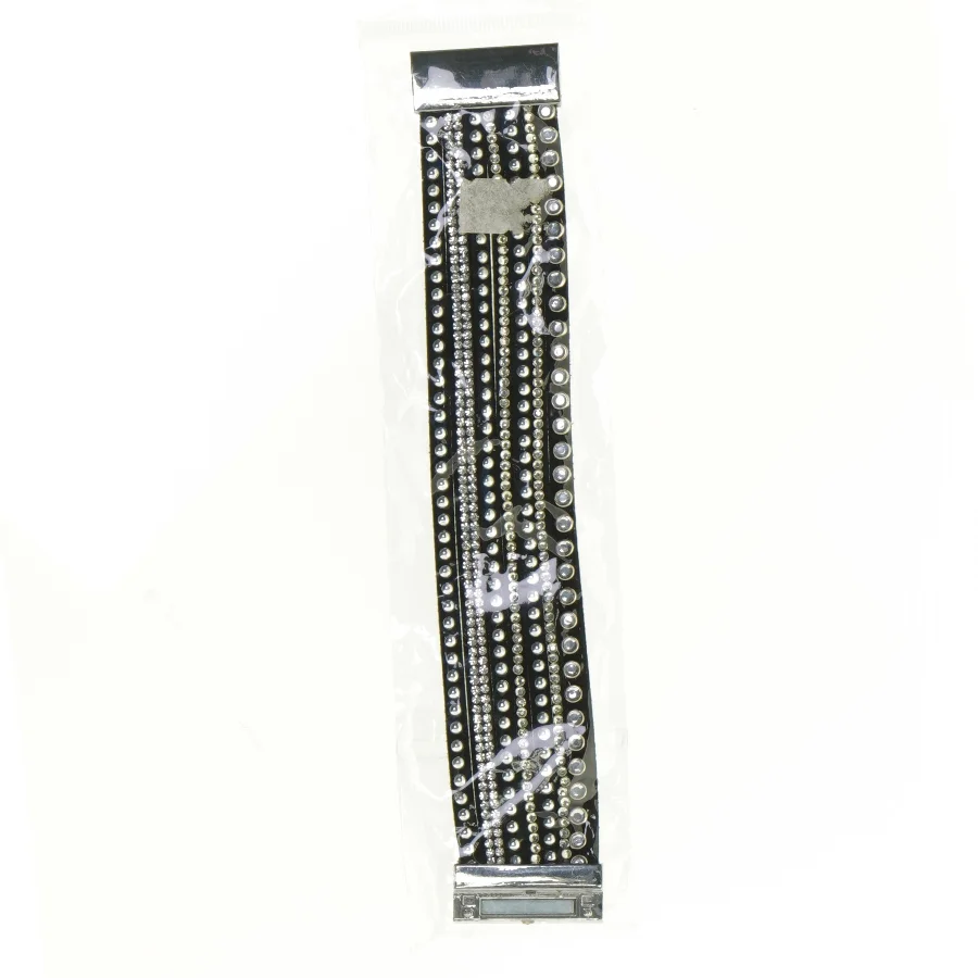 Armbånd med nitter og magnet lås (str. 19 x 3 cm)