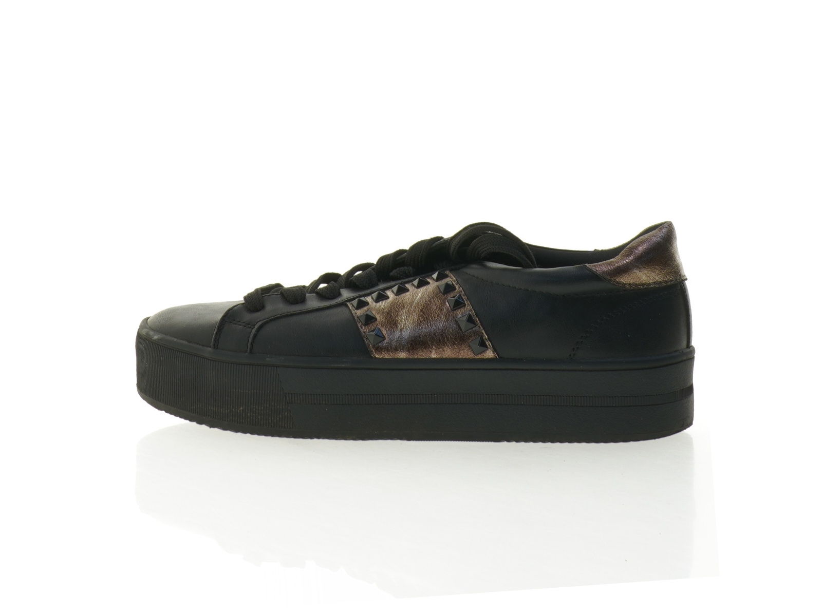 Sorte sneakers med gyldne detaljer og nitter (str. 39)