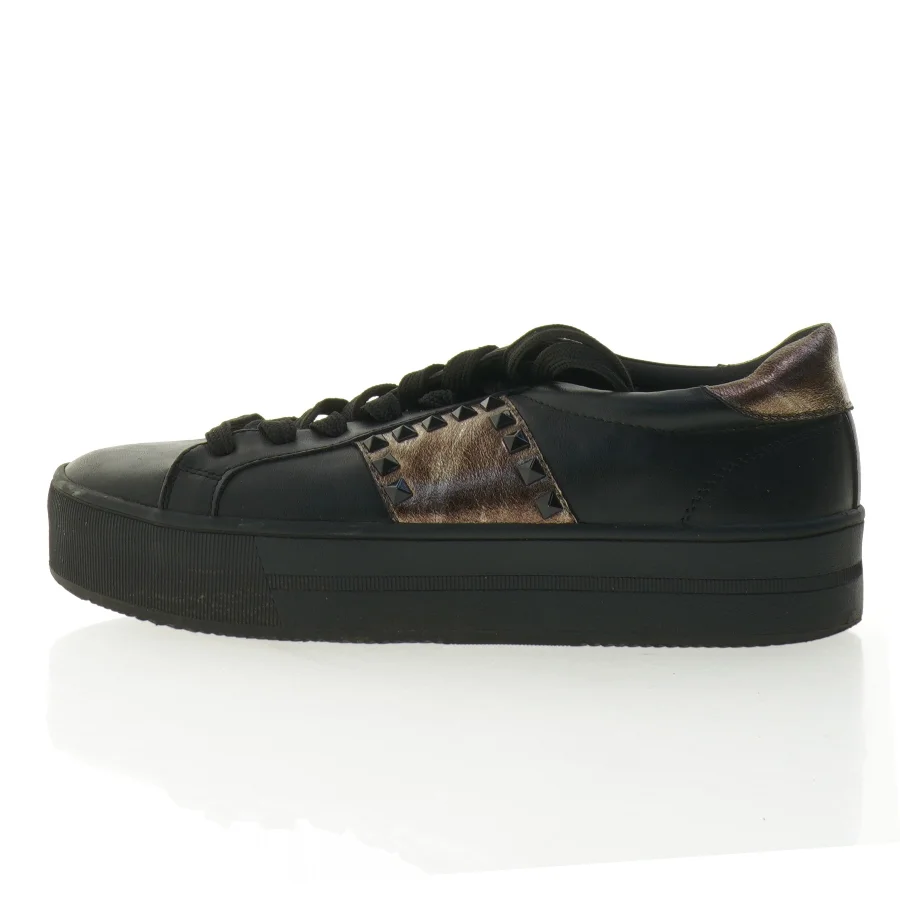 Sorte sneakers med gyldne detaljer og nitter (str. 39)