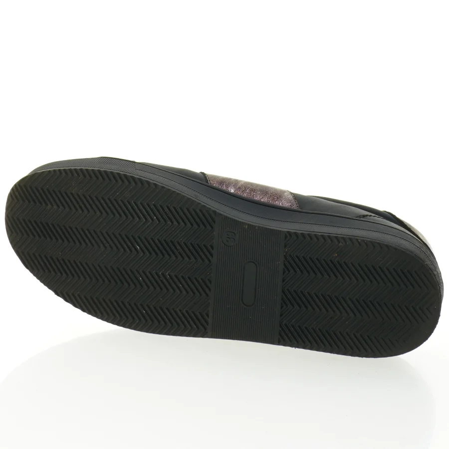 Sorte sneakers med gyldne detaljer og nitter (str. 39)