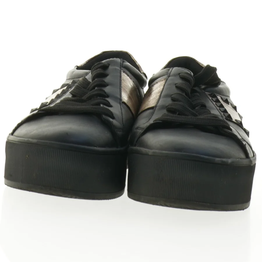 Sorte sneakers med gyldne detaljer og nitter (str. 39)