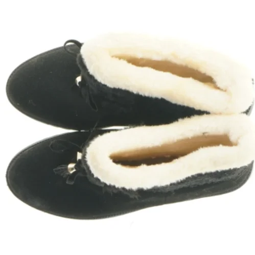 Sort vinterstøvle med for (str. 39)