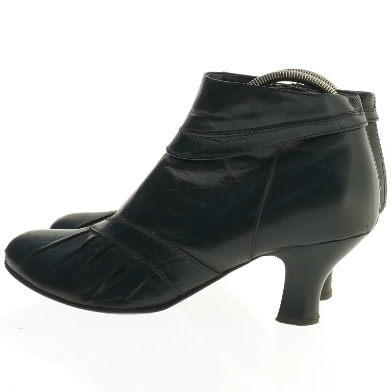 Sort ankelstøvle med hæl (str. 39)