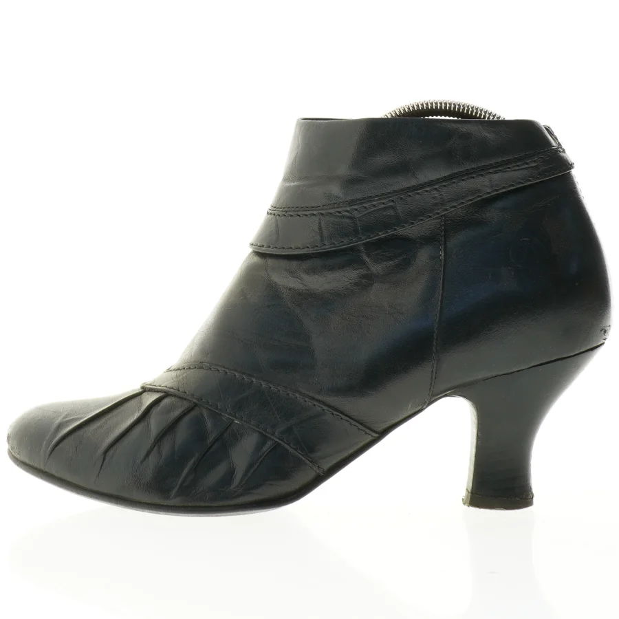 Sort ankelstøvle med hæl (str. 39)