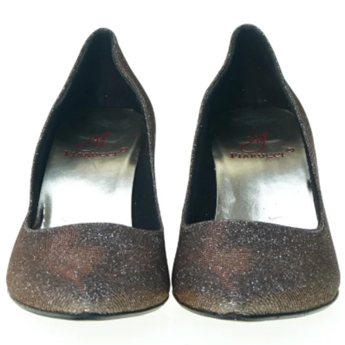 Stiletter fra Fiarucci (str. 8)