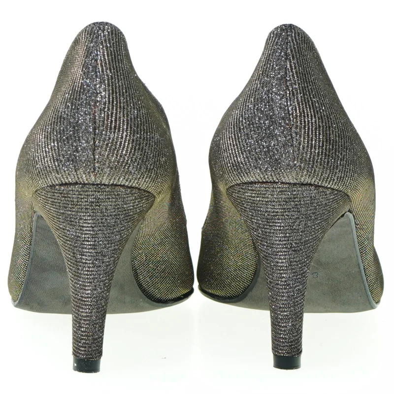 Stiletter fra Fiarucci (str. 8)