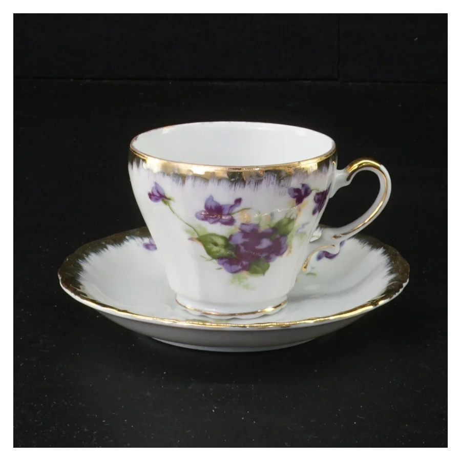 Porcelænste kop og underkop med blomstermotiver fra Lucky (str. 11 x 6 cm)