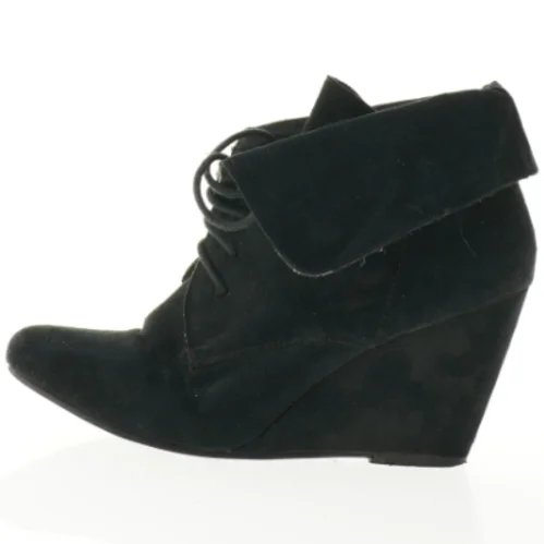 Sort ankelstøvle med kilehæl (str. 41)