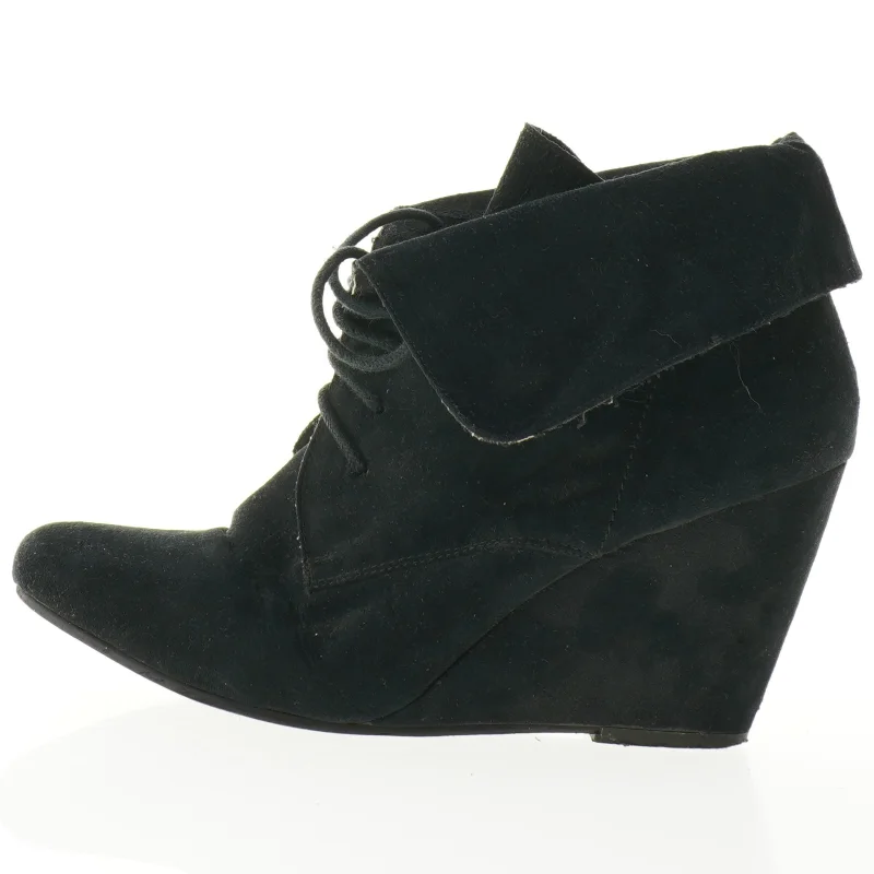 Sort ankelstøvle med kilehæl (str. 41)