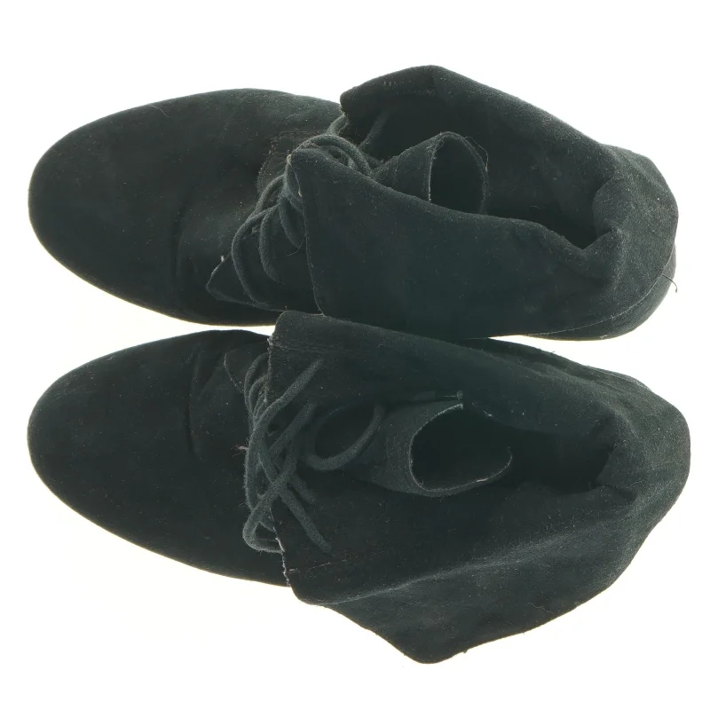 Sort ankelstøvle med kilehæl (str. 41)