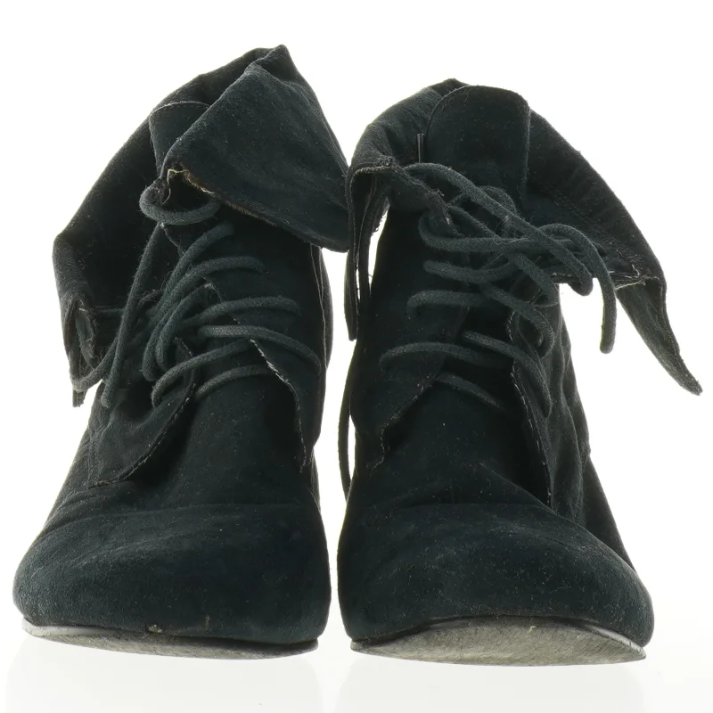 Sort ankelstøvle med kilehæl (str. 41)