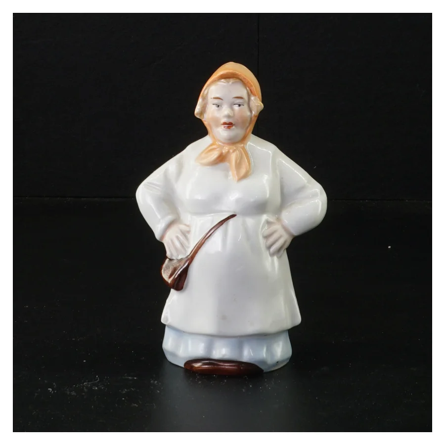 Salt bøsse, formet som kvindefigur (str. 14 x 8 cm)