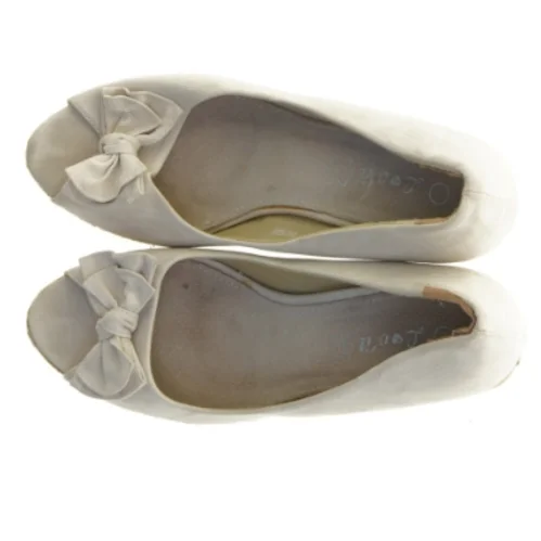 Beige kilehælsko med bånddetalje (str. 40)