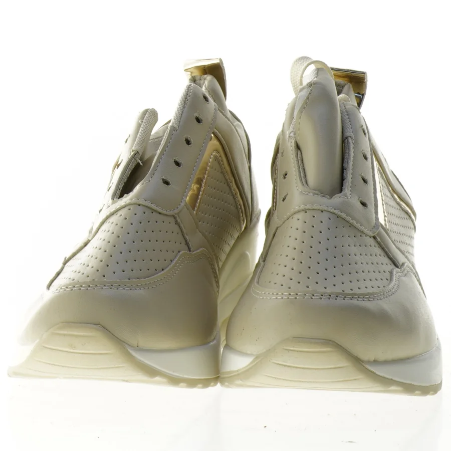 Beige sneakers med sølv detaljer (str. 39)