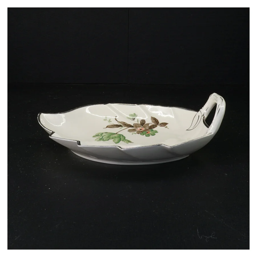 Bladformet porcelænsfad fra Københavns Porcellains Maleri (str. 25 x 19 cm)