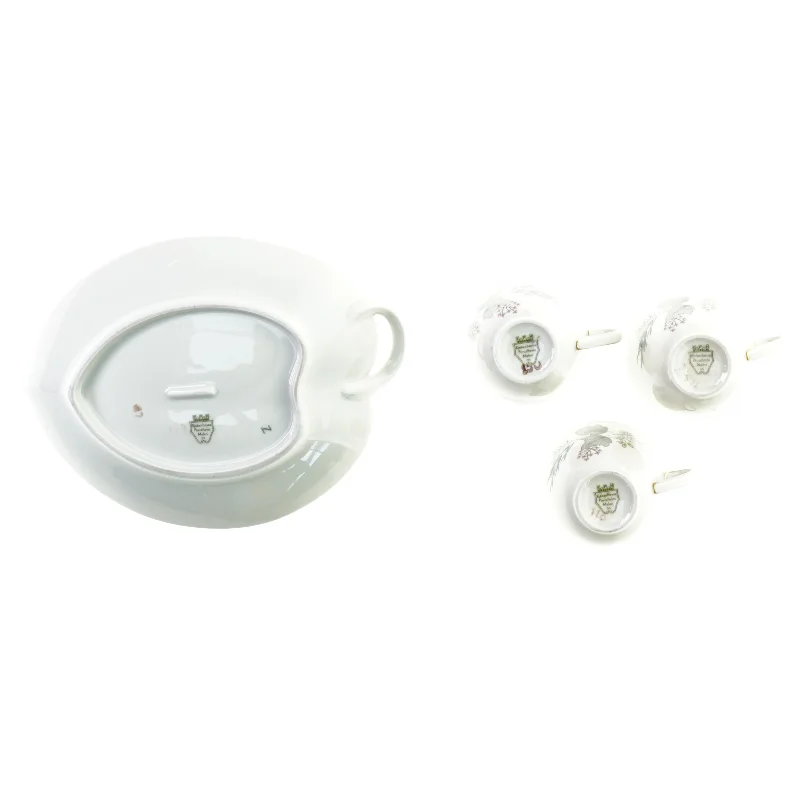 Fad og kaffekopper fra Kjøbenhavns Porcellains Maleri (str. Fad 25 x 18 x 4 cm t kop 8 x 6 cm)