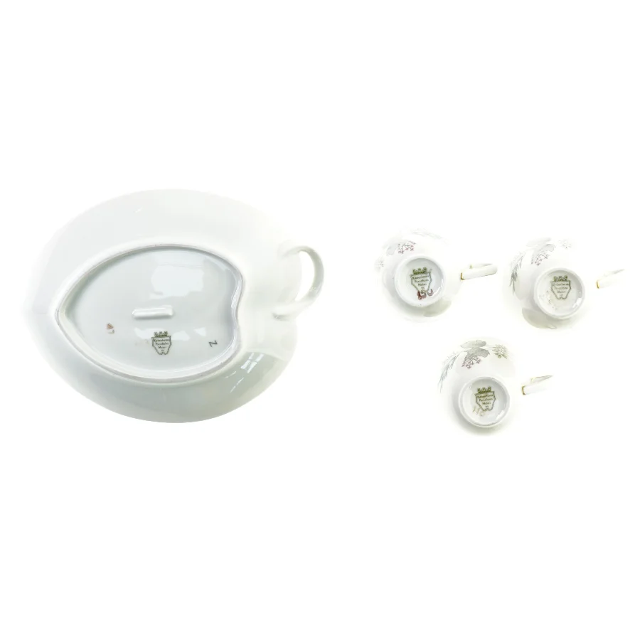 Fad og kaffekopper fra Kjøbenhavns Porcellains Maleri (str. Fad 25 x 18 x 4 cm t kop 8 x 6 cm)