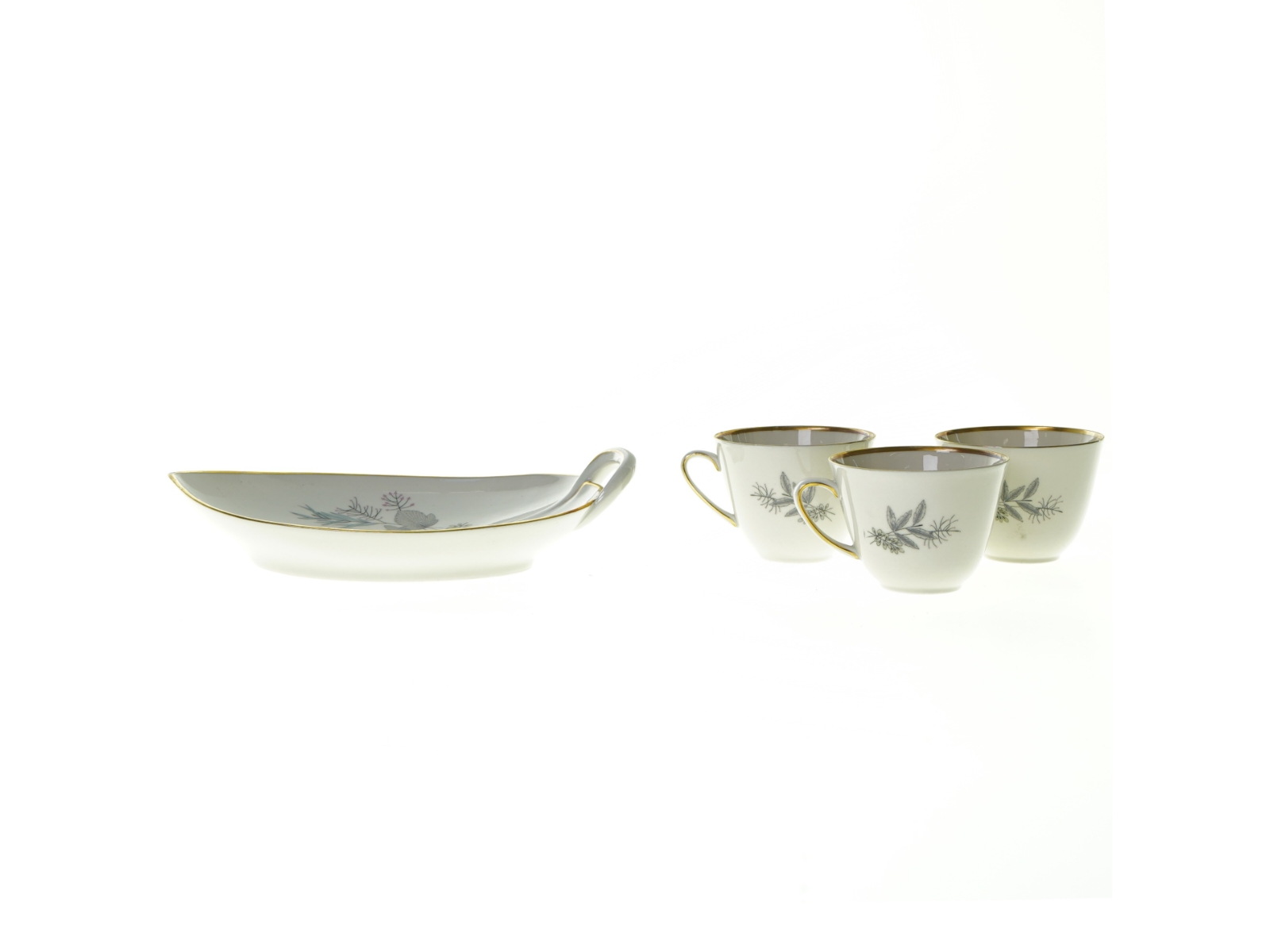 Fad og kaffekopper fra Kjøbenhavns Porcellains Maleri (str. Fad 25 x 18 x 4 cm t kop 8 x 6 cm)
