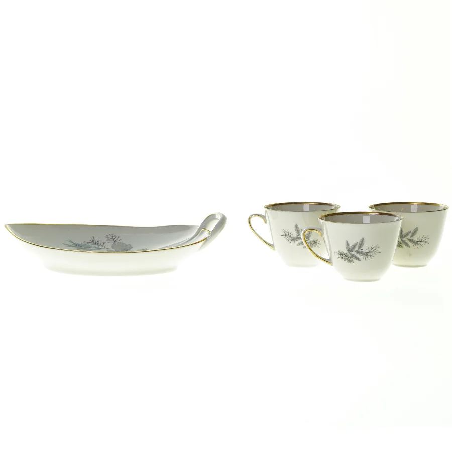 Fad og kaffekopper fra Kjøbenhavns Porcellains Maleri (str. Fad 25 x 18 x 4 cm t kop 8 x 6 cm)
