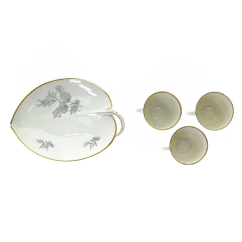 Fad og kaffekopper fra Kjøbenhavns Porcellains Maleri (str. Fad 25 x 18 x 4 cm t kop 8 x 6 cm)