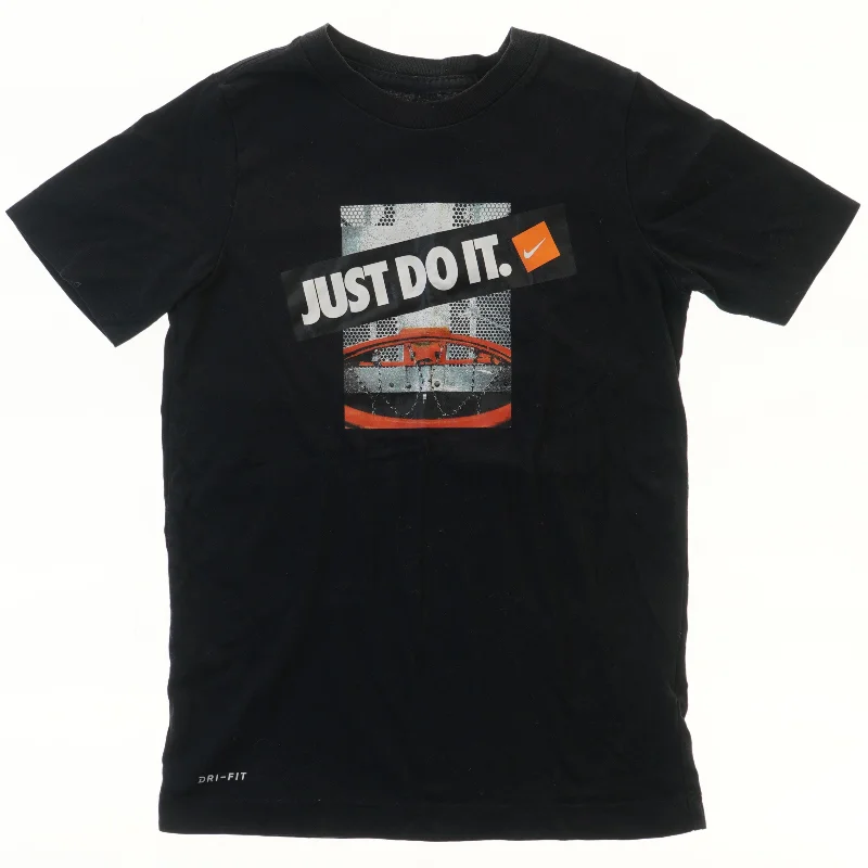 Sort T-shirt med tryk fra Nike (str. 128)