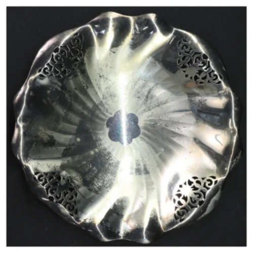 Sølvfarvet bakke med udsmykninger (str. Ø 20 cm)