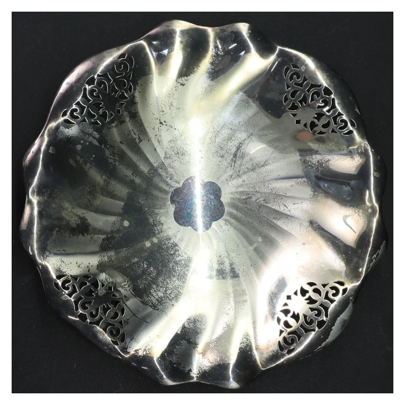 Sølvfarvet bakke med udsmykninger (str. Ø 20 cm)