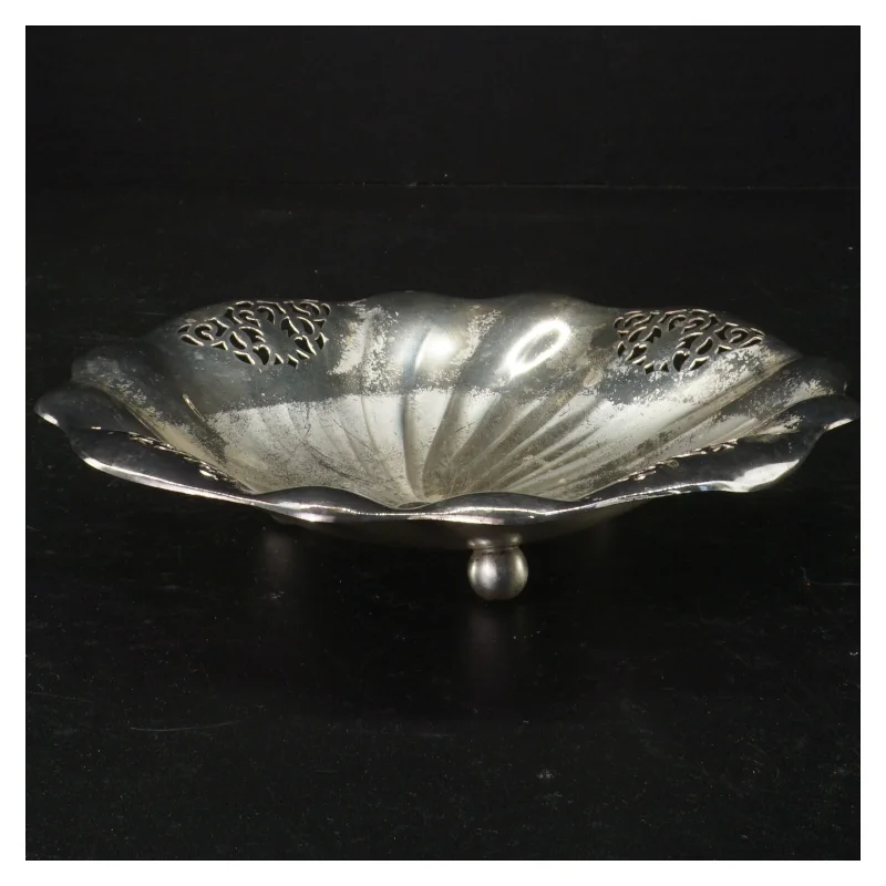 Sølvfarvet bakke med udsmykninger (str. Ø 20 cm)