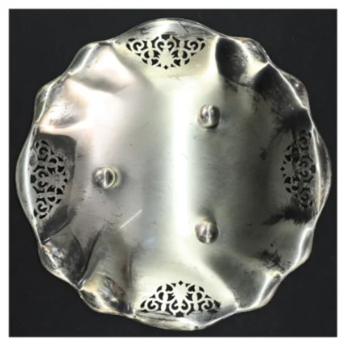 Sølvfarvet bakke med udsmykninger (str. Ø 20 cm)