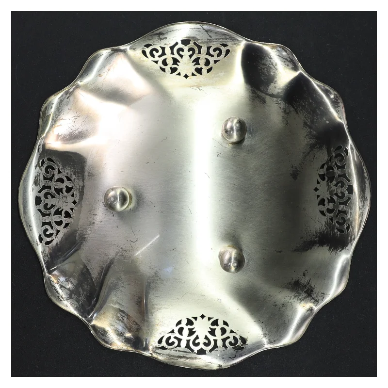 Sølvfarvet bakke med udsmykninger (str. Ø 20 cm)