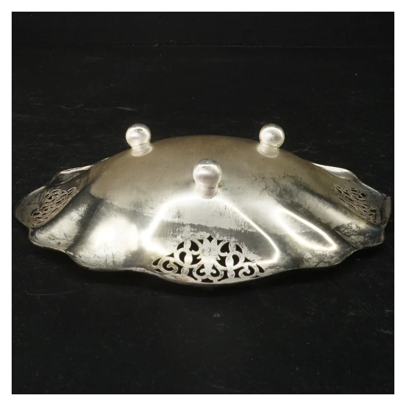 Sølvfarvet bakke med udsmykninger (str. Ø 20 cm)