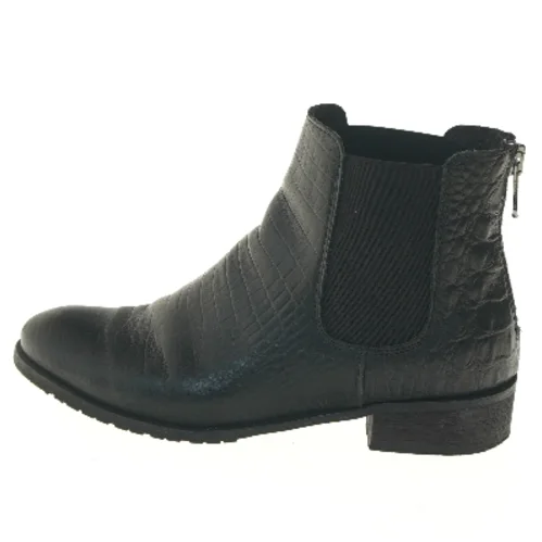 Sort støvle med krokodillemønster fra Zign (str. 41 )