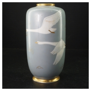 Blå vase med guldkant og svanemotiv fra Rosenthal (str. 21 cm. 10 cm i diameter)