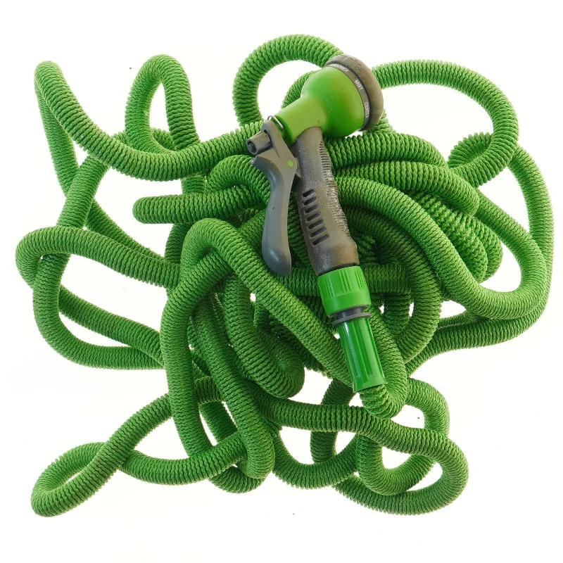 Grøn haveslange med sprøjtepistol