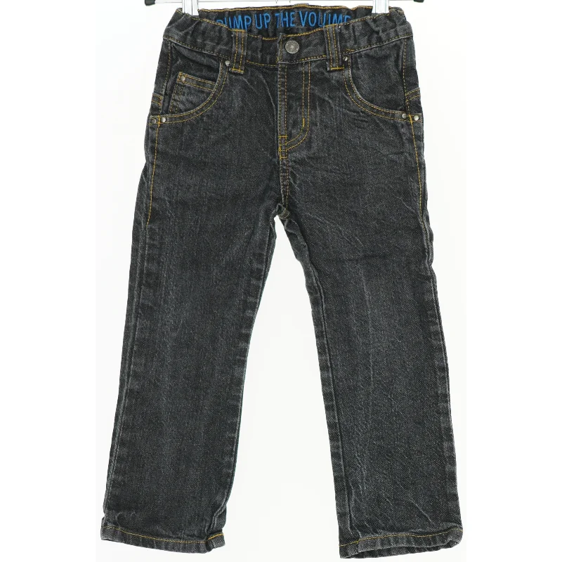 Børnejeans med nitte-detaljer fra Friends (str. 98)