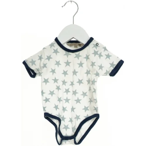 Kortærmet bodystocking med stjernemønster fra Mads & Mette (str. 62)