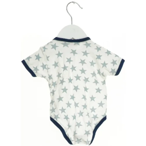 Kortærmet bodystocking med stjernemønster fra Mads & Mette (str. 62)