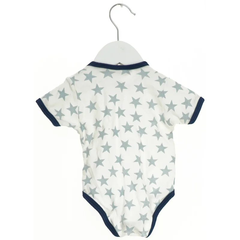 Kortærmet bodystocking med stjernemønster fra Mads & Mette (str. 62)
