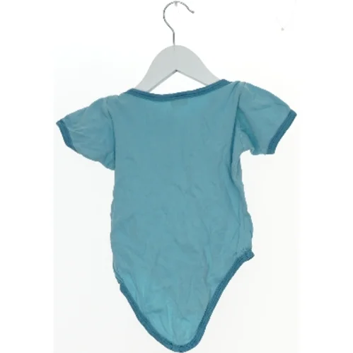 Lys blå bodystocking til baby (str. 92)