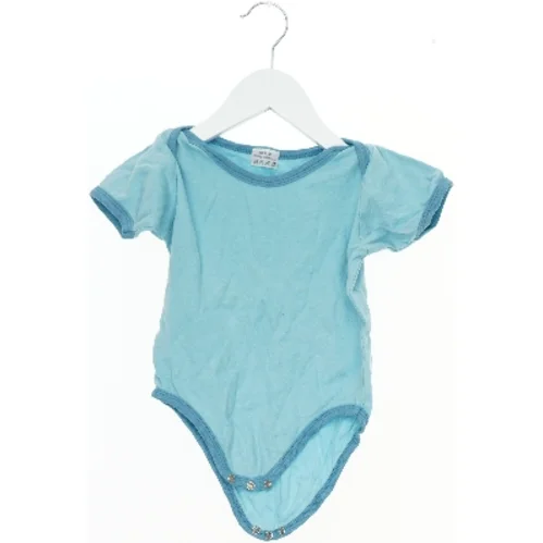 Lys blå bodystocking til baby (str. 92)