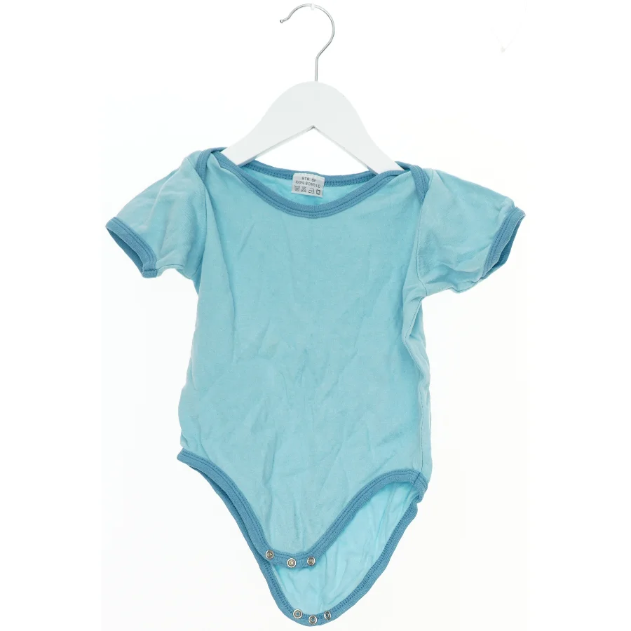 Lys blå bodystocking til baby (str. 92)