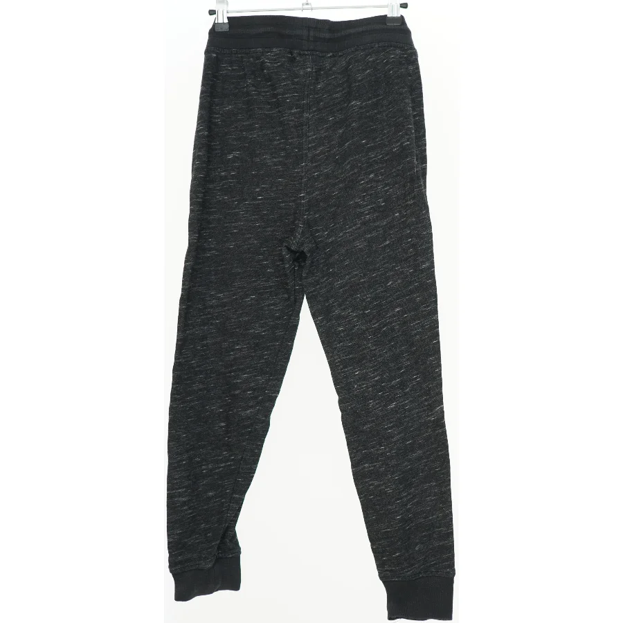 Komfortable sweatpants fra H&M (str. 158)