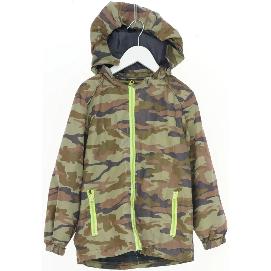 Camouflage jakke med hætte fra Mads & Mette (str. 122)