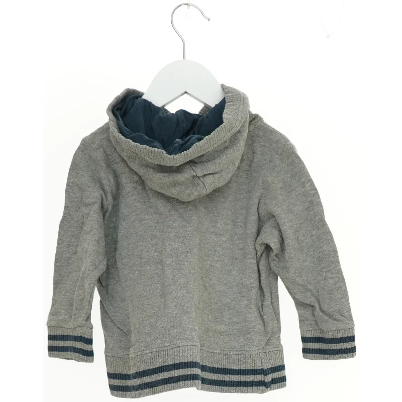 Grå hættetrøje med ørne design fra Friends (str. 92)