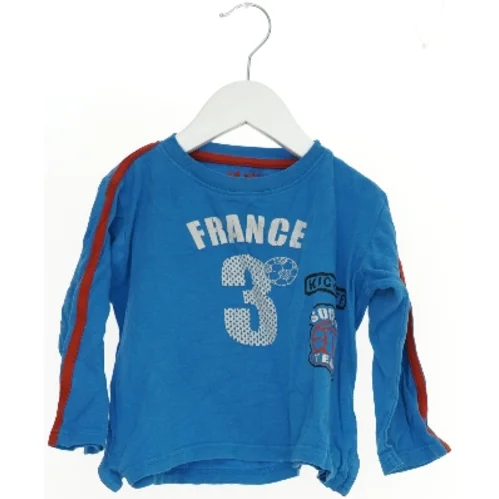 Langærmet bluse med 'FRANCE 3' tryk fra Mads & Mette (str. 98)