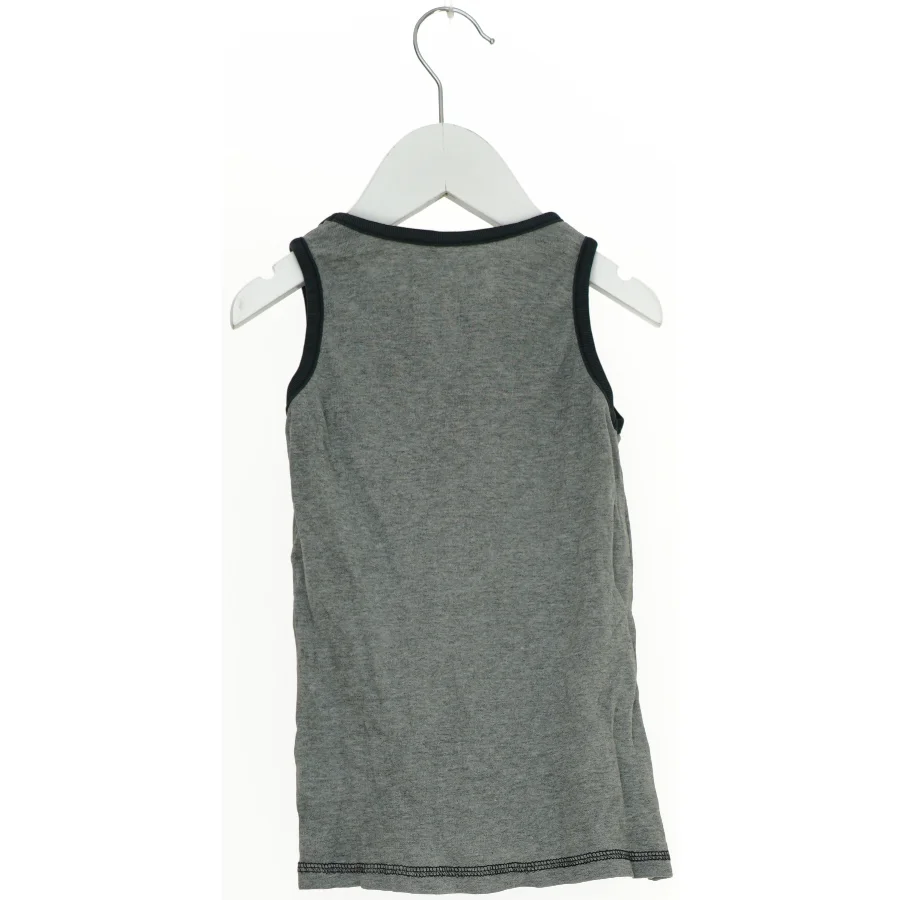 Grå tanktop med print fra Mads & Mette (str. 104)