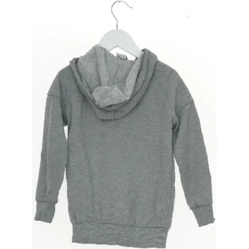 Grå hættetrøje fra VRS (str. 122)