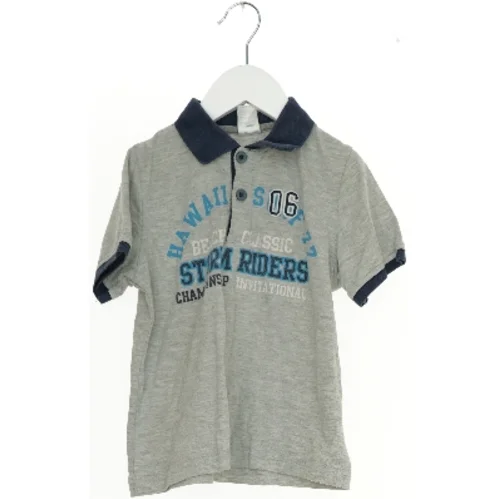 Grå Polo T-Shirt med Mørkeblå Krave og Print fra Coop (str. 116)