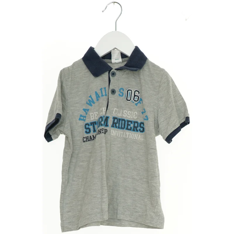 Grå Polo T-Shirt med Mørkeblå Krave og Print fra Coop (str. 116)